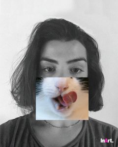 fotografía de mujer en blanco y negro con boca de gato